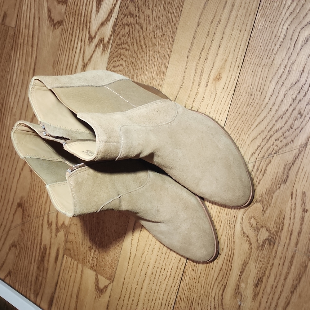 Very lightly used women's Soludos boots. In brown size 7.5